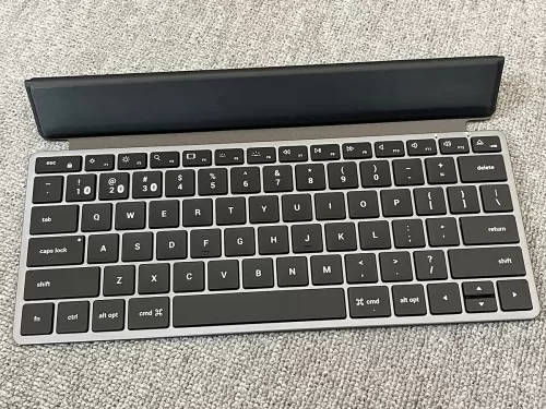 Satechi X1と折りたたみ式キーボードカバー開放状態