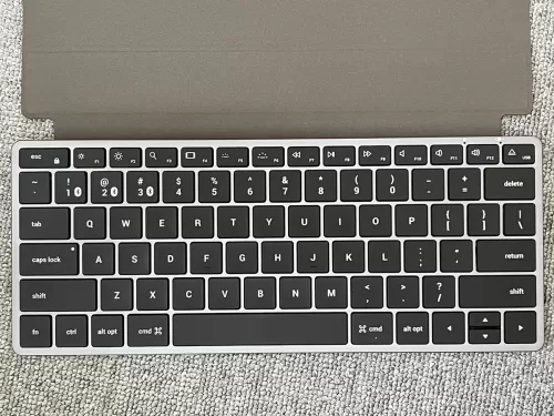 Satechi X1と折りたたみ式キーボードカバー開放状態2