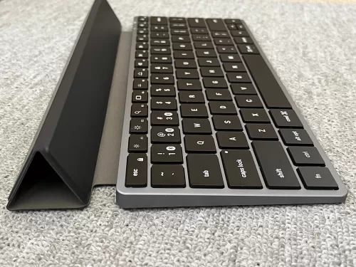 Satechi X1と折りたたみ式キーボードカバー開放状態・真横