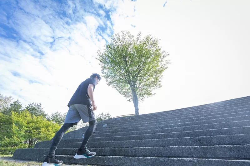 階段駆け上りのシーン