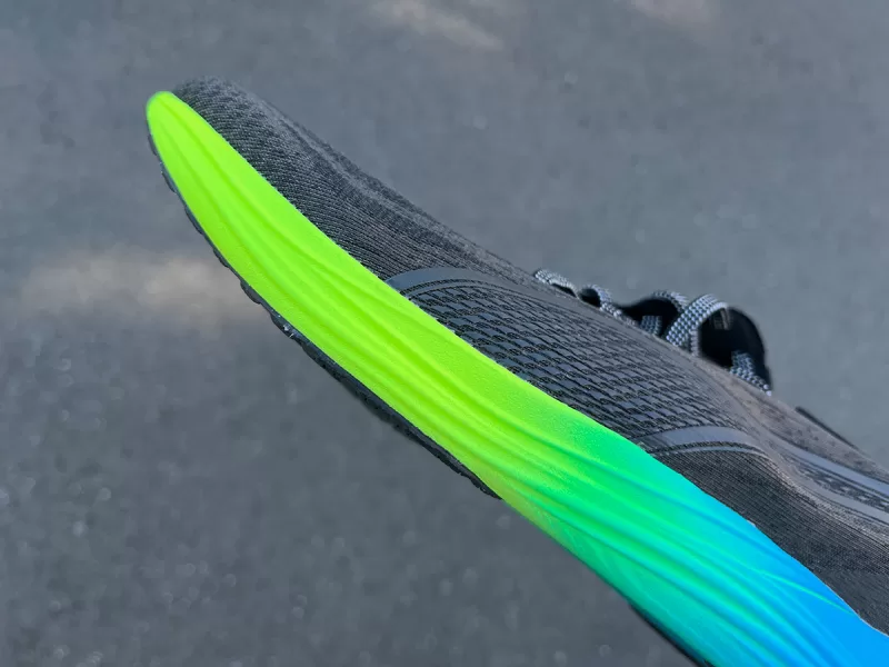 プロピオニトロつま先のアップ画像。軽量がゆえ、アッパー素材も薄い