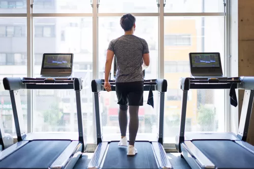 ジム内トレッドミルのシーン