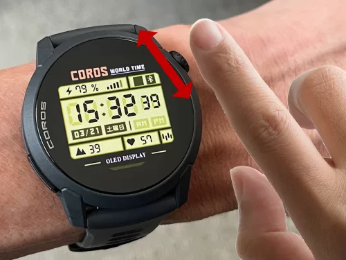 デジタルダイヤルを右人差し指で操作するシーン