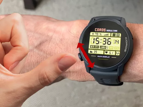 左親指でデジタルダイヤルを操作するシーン