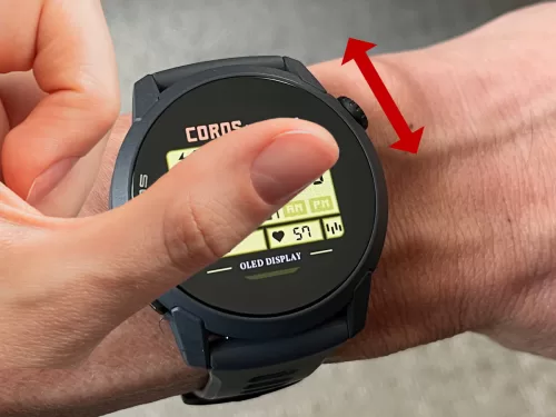 左親指指で右上のデジタルダイヤルを操作するシーン